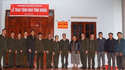 Bàn giao hai nhà tình nghĩa cho gia đình Công an có hoàn cảnh khó khăn