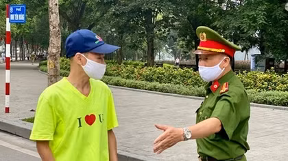 Nhiều người dân vẫn ra khu vực hồ Hoàn Kiếm tập thể dục