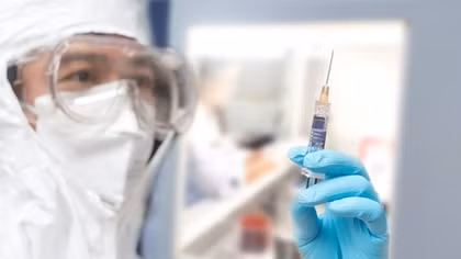 Vaccine là phương án tốt nhất “xóa sổ” COVID-19