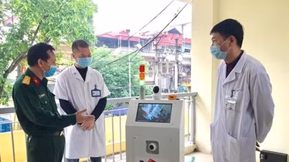 Việt Nam chế tạo thành công robot hỗ trợ y tế