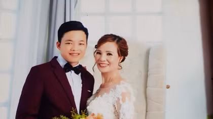 Chuyện tình kỳ lạ của chú rể 26 với cô dâu 61 tuổi