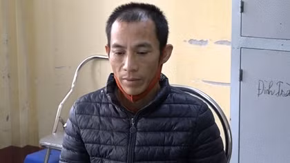 Trưởng CA phường khóa tay kẻ cầm dao khống chế Chủ tịch UBND phường