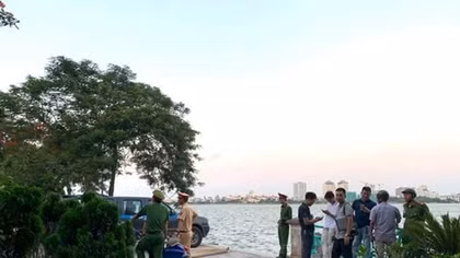 Thi thể cô gái trẻ nổi trên mặt hồ Tây