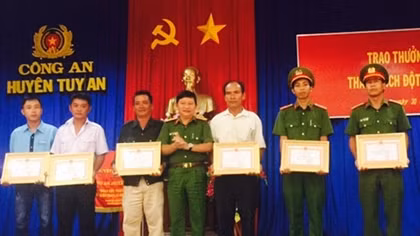 Khen thưởng một tập thể và 6 cá nhân truy bắt cướp giật