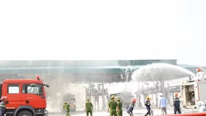 Diễn tập PCCC kho chứa 24 nghìn mét khối xăng dầu