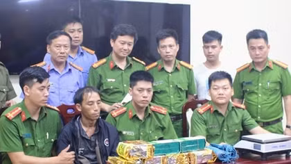  Mật phục trong rừng đêm bắt đối tượng vận chuyển trái phép 7kg ma túy đá