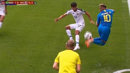 Neymar biểu diễn pha bóng ma thuật