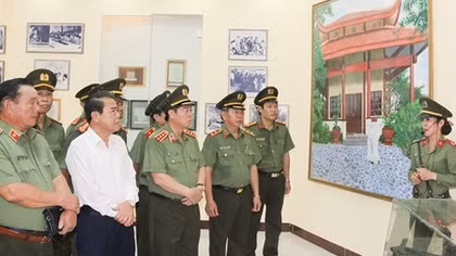 Tô thắm truyền thống anh hùng của lực lượng An ninh nhân dân