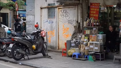 Graffiti bủa vây phố phường Hà Nội