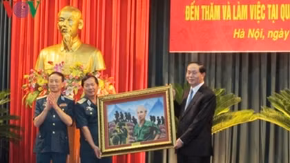 Chủ tịch nước thăm và làm việc tại Quân chủng Phòng không - Không quân