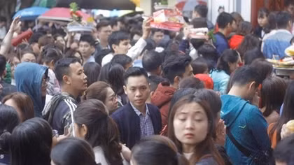 Phủ Tây Hồ chật kín người trong ngày đi làm đầu tiên sau Tết