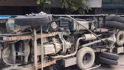 Lấn làn, xe 7 chỗ bị tông nát đầu
