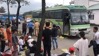 Xe khách biển số Lào nhồi nhét khách