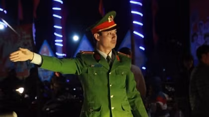 Lực lượng Công an trắng đêm bảo vệ an ninh tại phiên chợ “mua may, bán rủi”