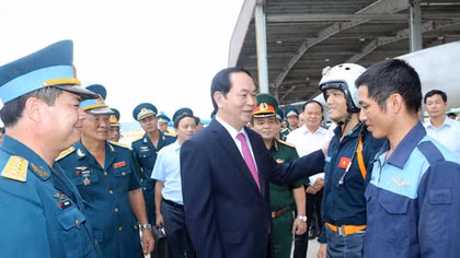 Chủ tịch nước Trần Đại Quang thăm Trung đoàn Không quân 925