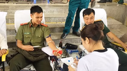 Đoàn thanh niên Công an huyện Vĩnh Lộc (Thanh Hóa) tham gia hiến máu cứu người