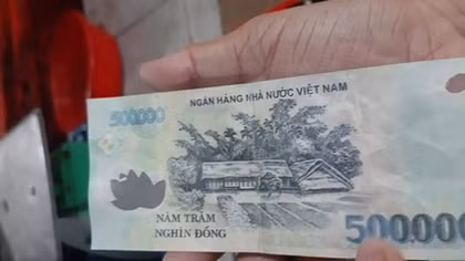Đi chợ mua hàng bằng... tiền giả