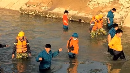 Tìm thấy thi thể bé trai vớt dép cho chị