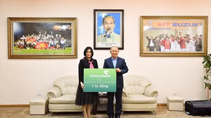 Vietcombank trao số tiền 1 tỷ đồng tặng đội tuyển bóng đá U23 Việt Nam