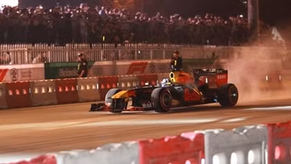 Xe đua F1 biểu diễn tại Hà Nội