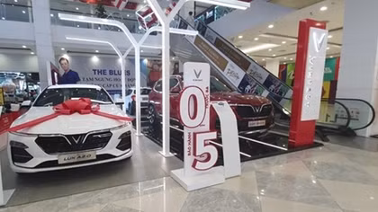 "Khóa tay" nhân viên tư vấn xe ôtô lừa đảo khách hàng