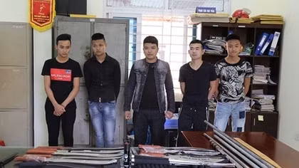 Choáng với "kho" vũ khí của 2 nhóm chuẩn bị hỗn chiến