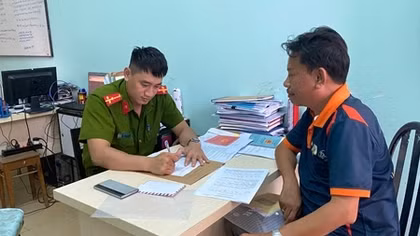 Công an xã ở vùng ven phố biển