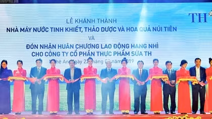 Thủ tướng dự khánh thành nhà máy nước tinh khiết, hoa quả, thảo dược lớn nhất miền Trung