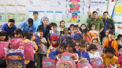 Công an tỉnh Đắk Nông tặng quà cho học sinh và người nghèo tại xã Đắk Rmăng