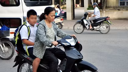 Xử lí nghiêm lái xe máy chở trẻ em không đội mũ bảo hiểm