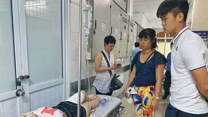 Cầu thủ Hà Nội tới thăm nữ CĐV bị thương trên sân Hàng Đẫy