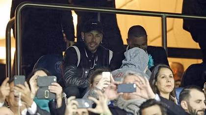 Thất bại trước Man Utd, Neymar trút giận vào VAR