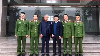Nhận lại tài sản bị chiếm đoạt, người khách Hàn Quốc gửi thư cảm ơn Công an Sơn Tây