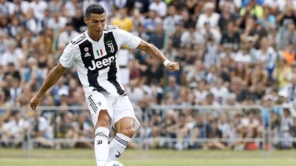 Ronaldo ghi bàn thần tốc, fan cuồng phá hỏng trận đấu