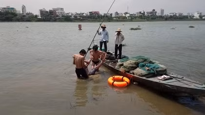 Hai bảo vệ bơi ra giữa sông cứu nam thanh niên gặp nạn