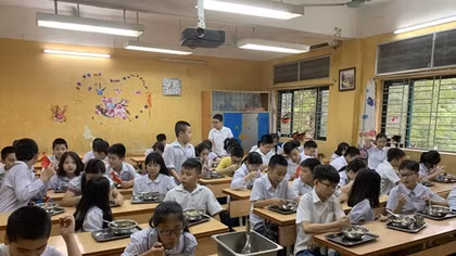 Ngộ độc thực phẩm hàng loạt, lo ngại bếp ăn học đường