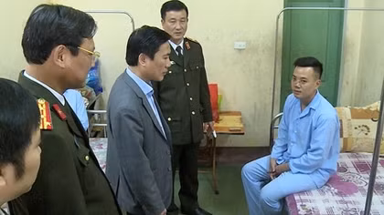 Thăm hỏi CBCS Công an bị thương trong khi làm nhiệm vụ