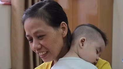 Người mẹ chấp nhận mù để sinh con
