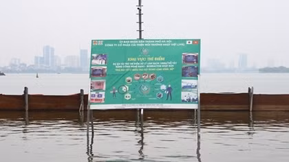 Nước hồ Tây đổi màu nhờ công nghệ Nhật Bản