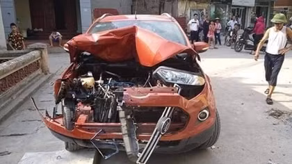 Ford EcoSport gây tai nạn liên hoàn bỏ chạy, 2 khách trên taxi nhập viện