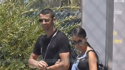 Ronaldo tay trong tay với bạn gái mặc World Cup gần kề