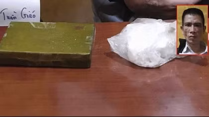Giấu 2 bánh heroin trong áo khoác mang ra Hà Nội bán