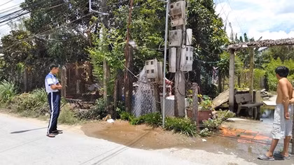 Cột nước phun thẳng vào hệ thống điện dẫn vào nhà dân