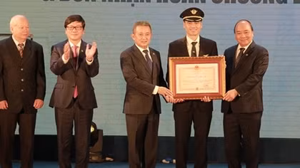 Đoàn bay 919 của Vietnam Airlines đón nhận Huân chương Độc lập hạng Nhì
