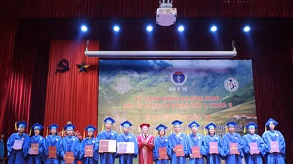 Bàn giao 14 bác sĩ trẻ về vùng cao, vùng sâu công tác
