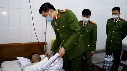 Thăm, tặng quà Trưởng Công an xã bị thương khi chữa cháy nhà dân