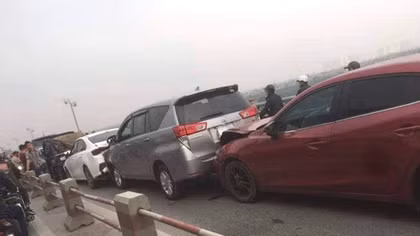 7 ô tô 'dồn toa' trên cầu Thanh Trì, ùn tắc kéo dài