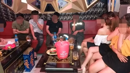 Quán karaoke ở Quảng Ngãi lén lút hoạt động bất chấp lệnh cấm