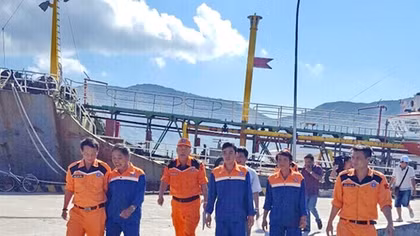 Vượt sóng gió, cứu nạn tàu đánh cá cùng 3 ngư dân