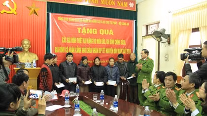 Tổng cục VIII, Bộ Công an trao quà cho người nghèo tại miền Trung